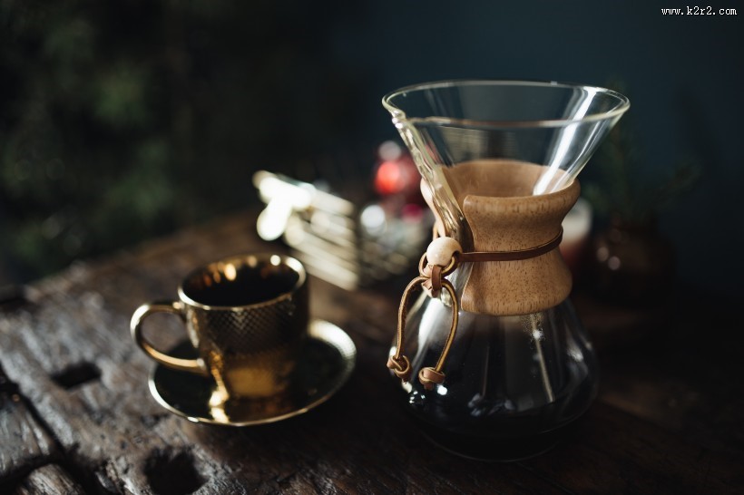 咖啡摆放在桌面上的图片