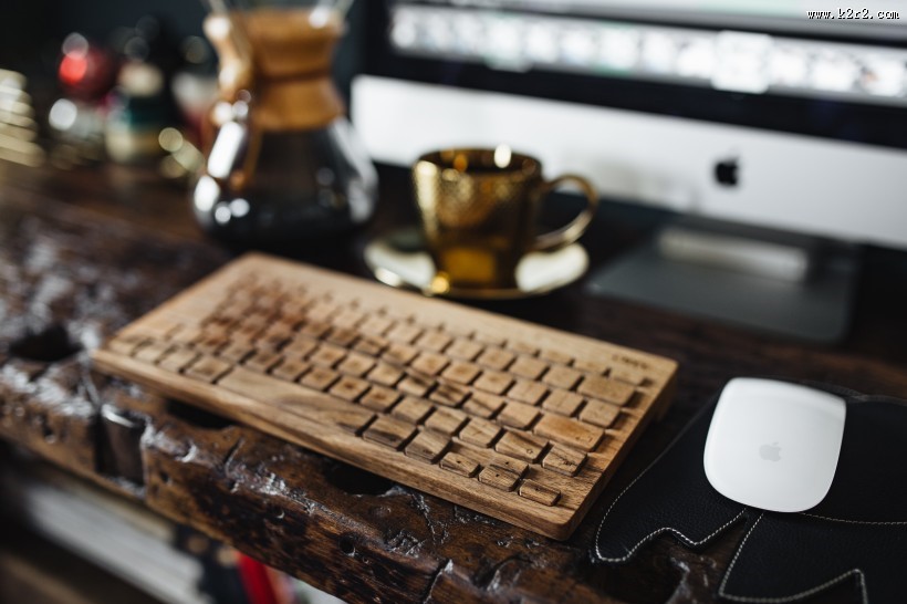 咖啡摆放在桌面上的图片