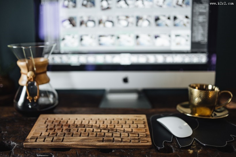 咖啡摆放在桌面上的图片