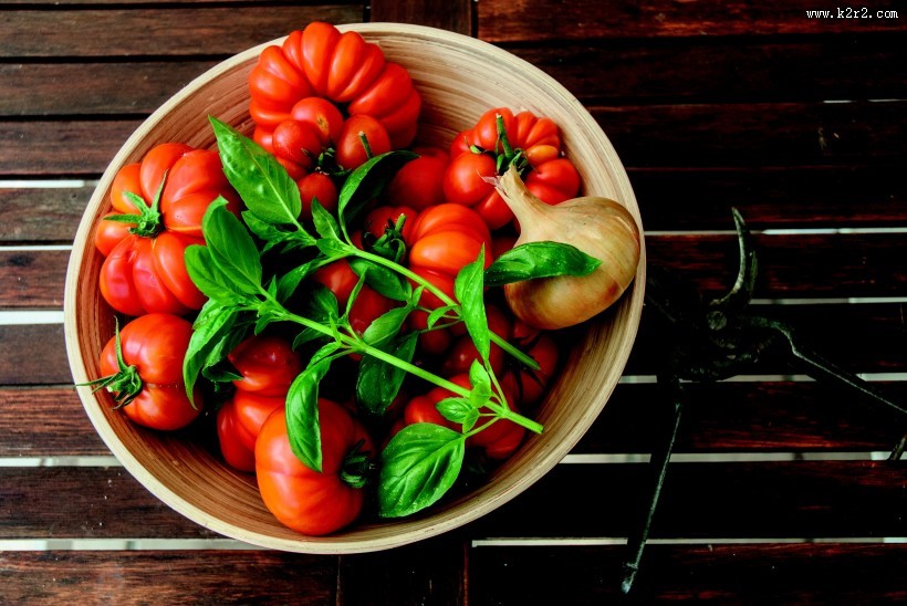 红彤彤的西红柿图片