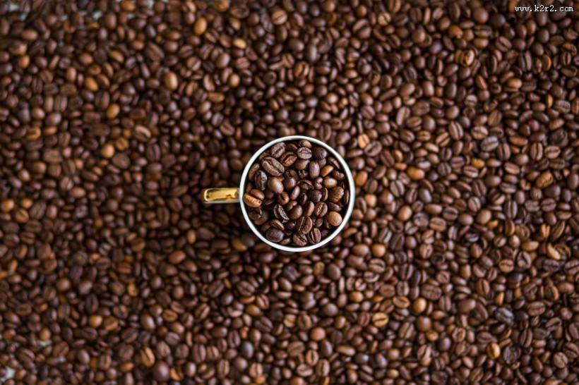 颗粒饱满的咖啡豆图片
