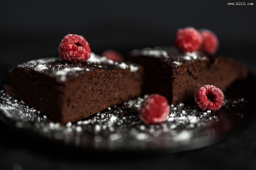 正在制作的树莓巧克力蛋糕图片