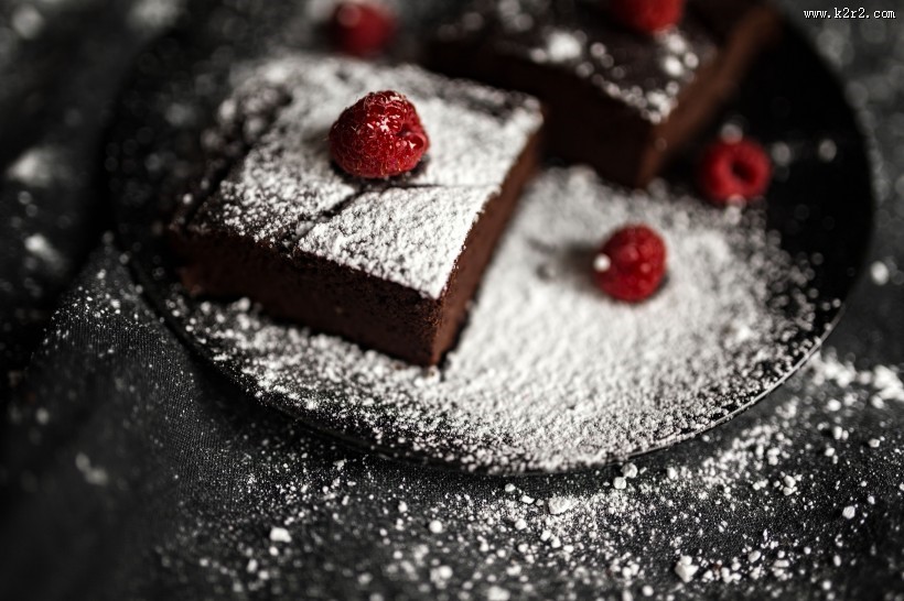 正在制作的树莓巧克力蛋糕图片