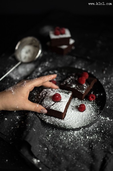 正在制作的树莓巧克力蛋糕图片