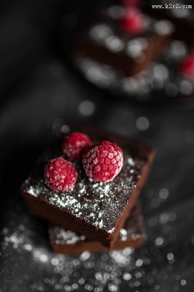 正在制作的树莓巧克力蛋糕图片