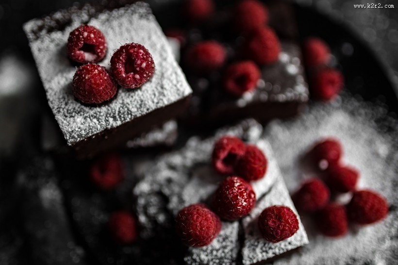 正在制作的树莓巧克力蛋糕图片