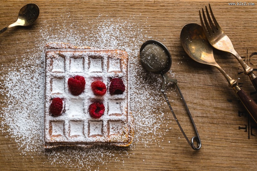 正在制作的树莓华夫饼图片