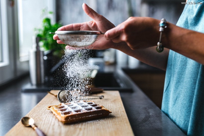 正在制作的树莓华夫饼图片