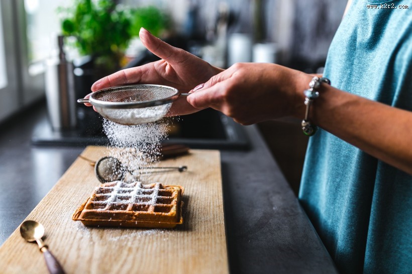 正在制作的树莓华夫饼图片