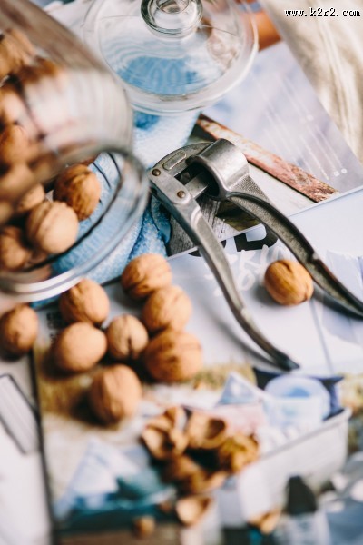 装满核桃的玻璃罐图片大全