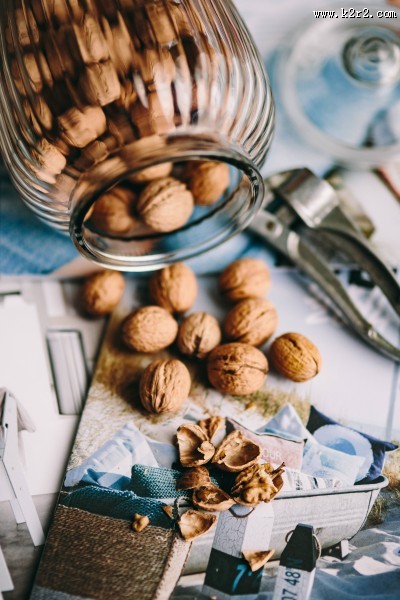 装满核桃的玻璃罐图片大全