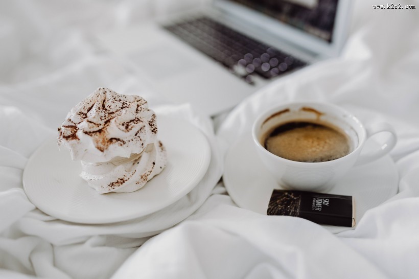 摆放在床上的咖啡和甜品图片