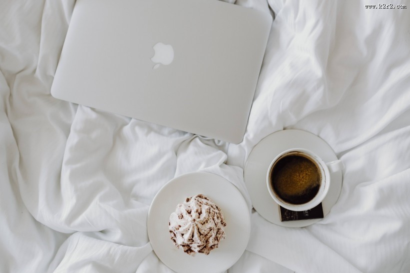摆放在床上的咖啡和甜品图片