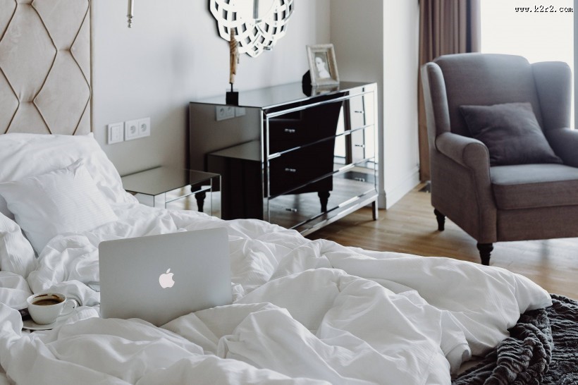 摆放在床上的咖啡和甜品图片