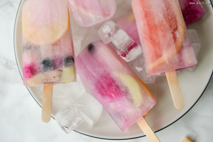 夏日清凉的彩色冰棒图片