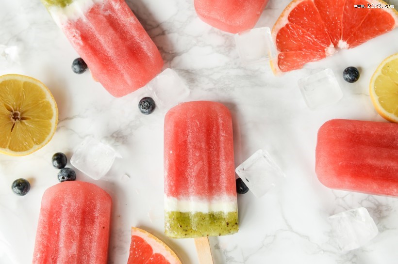 夏日清凉的彩色冰棒图片