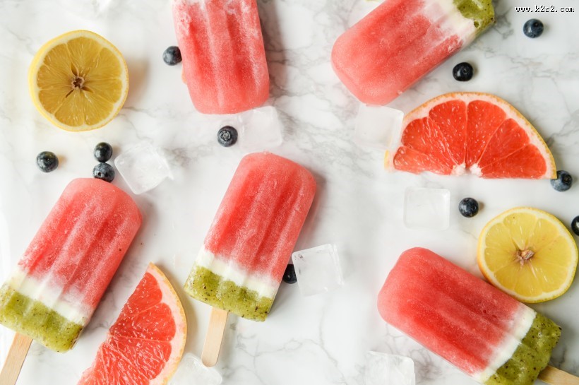 夏日清凉的彩色冰棒图片