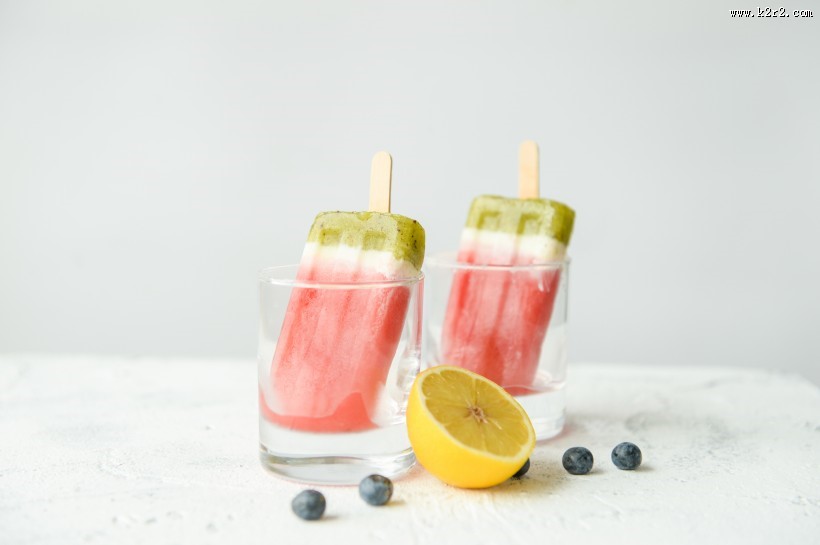 夏日清凉的彩色冰棒图片