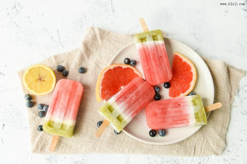 夏日清凉的彩色冰棒图片