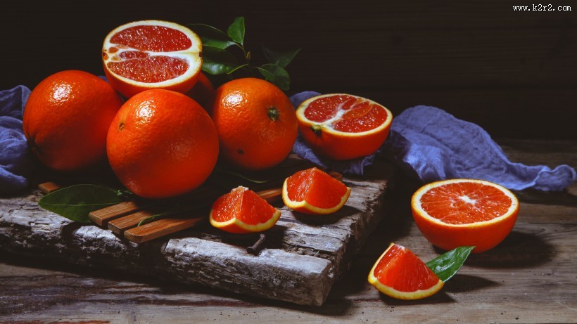 酸甜好吃的剥开的红心柚子图片