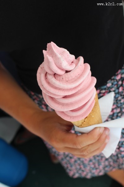 冰凉爽口的甜筒冰激凌图片大全