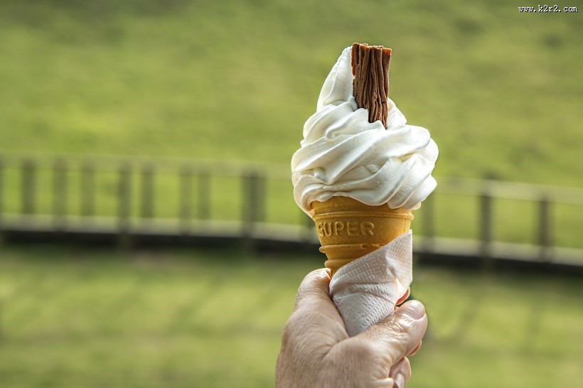 清凉甜蜜的甜筒冰激凌图片