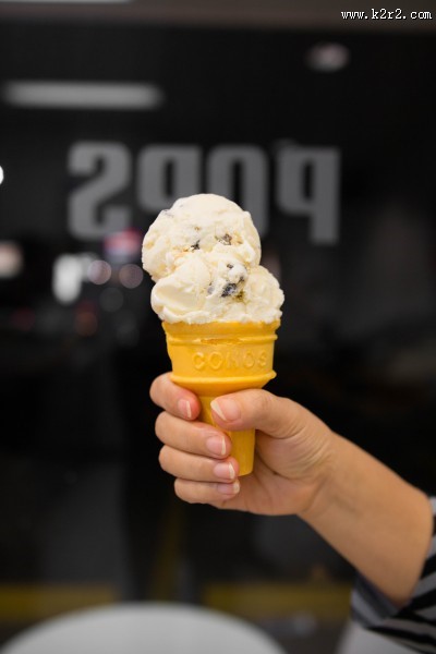 清凉甜蜜的甜筒冰激凌图片