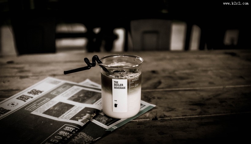 放在桌上的饮料图片