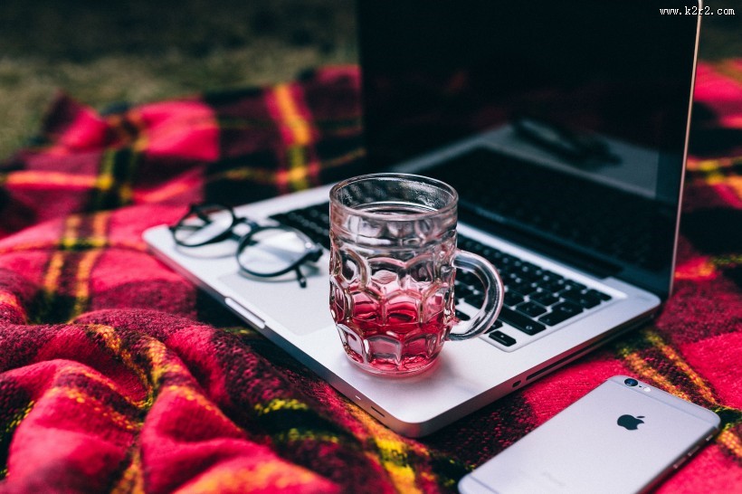 放在桌上的饮料图片