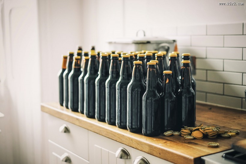 放在桌上的饮料图片