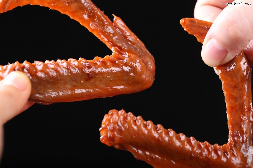 吮指美味的卤鸭翅图片