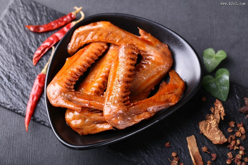 吮指美味的卤鸭翅图片