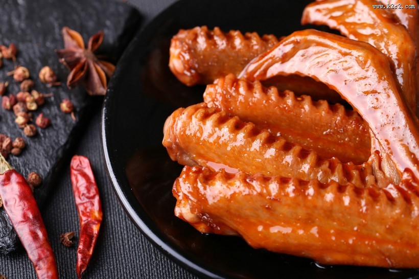 吮指美味的卤鸭翅图片