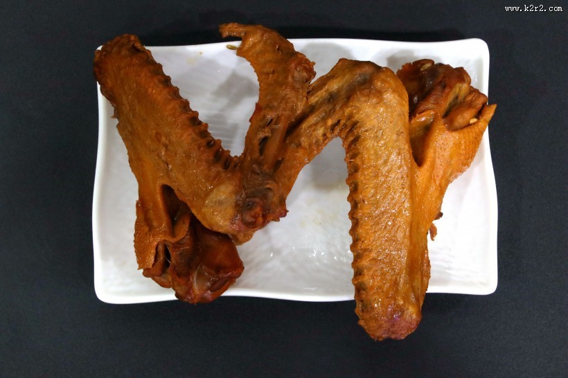 吮指美味的卤鸭翅图片