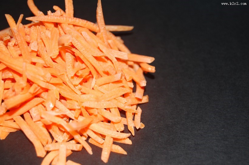 切好的胡萝卜丝图片