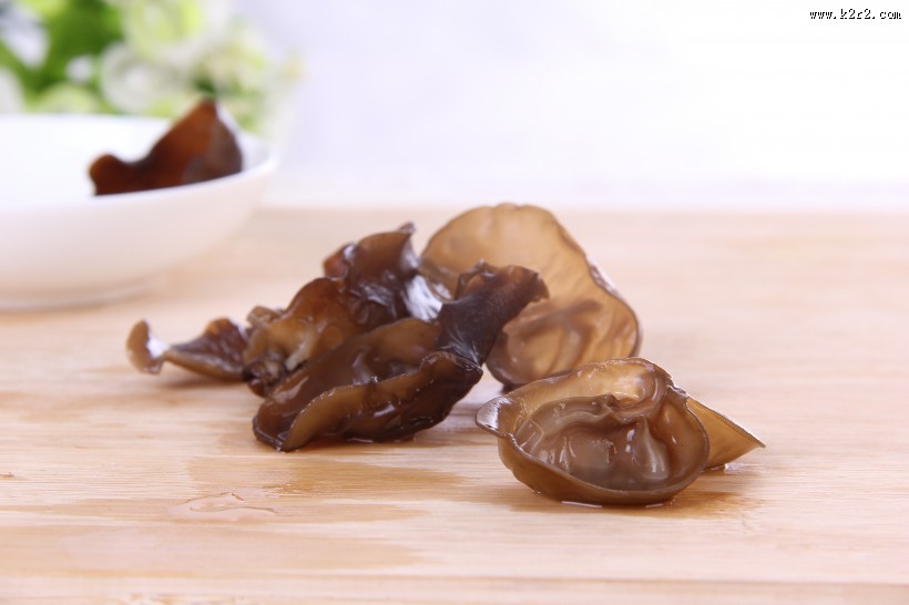 新鲜有机黑色木耳图片