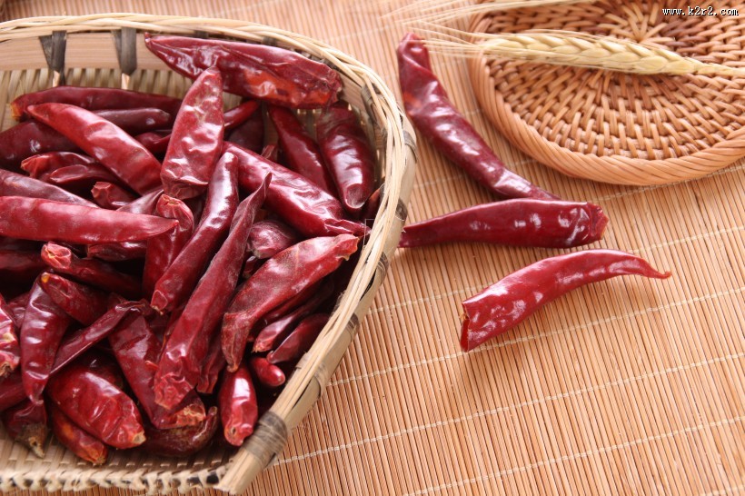 辛辣的小红辣椒图片