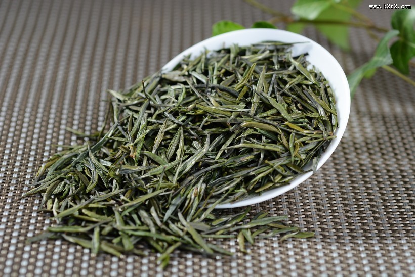 深绿色竹叶青茶叶图片