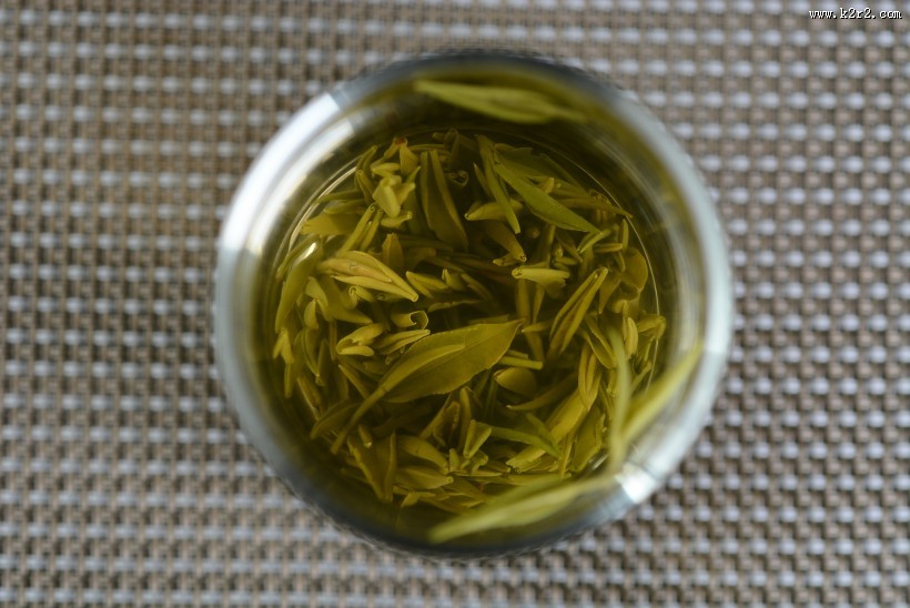 深绿色竹叶青茶叶图片