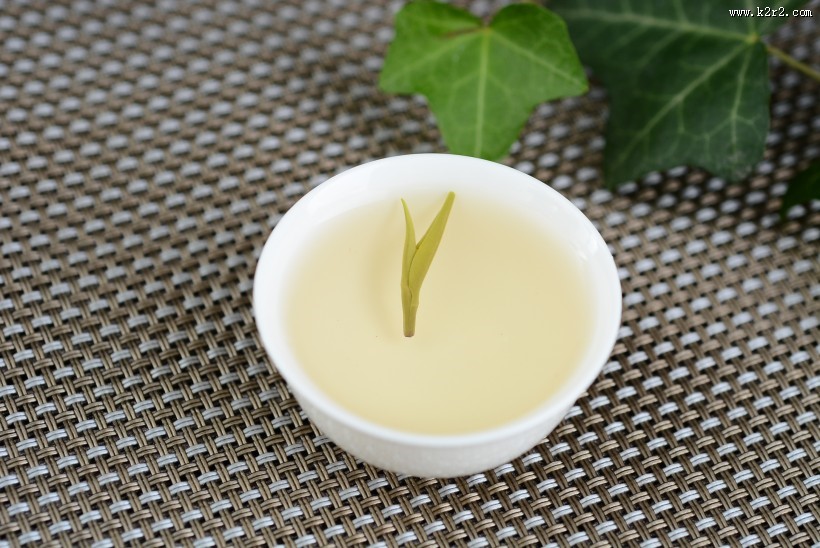 深绿色竹叶青茶叶图片