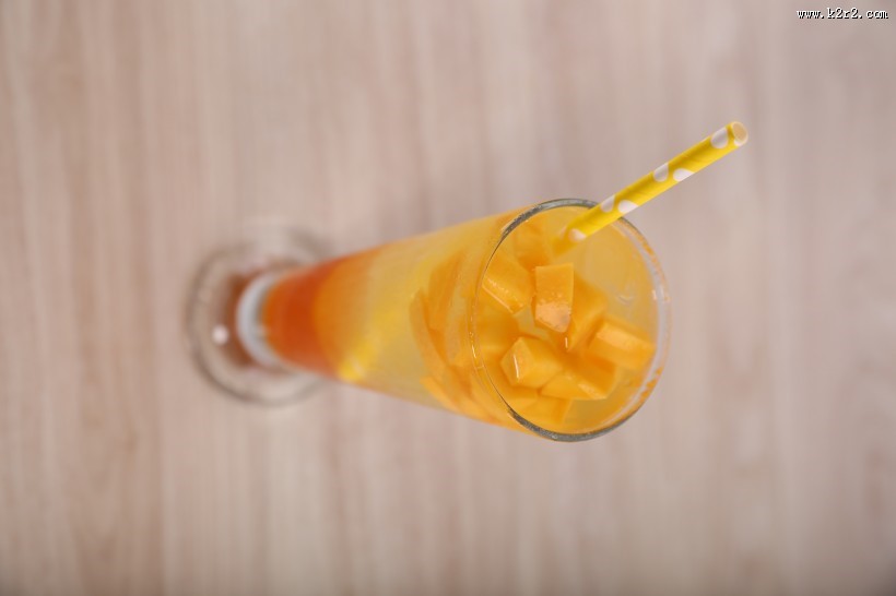 夏日新鲜香甜的果汁图片