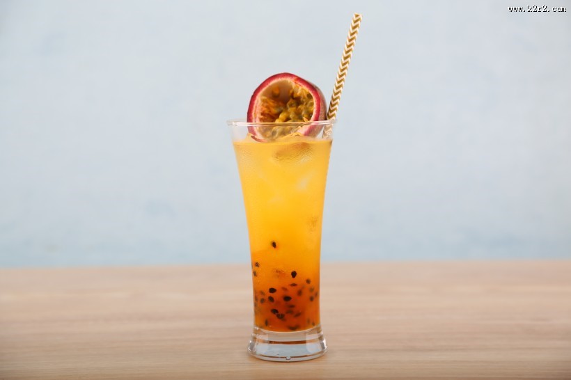 夏日新鲜香甜的果汁图片