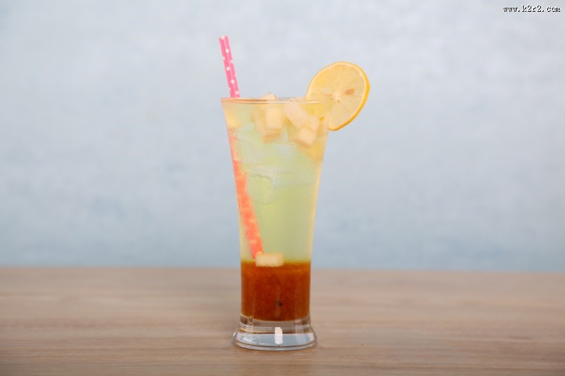 夏日新鲜香甜的果汁图片