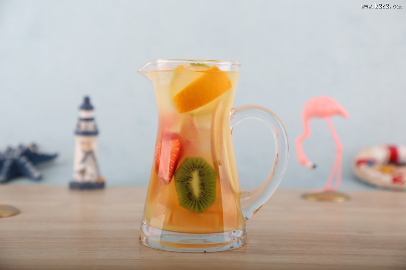 夏日新鲜香甜的果汁图片