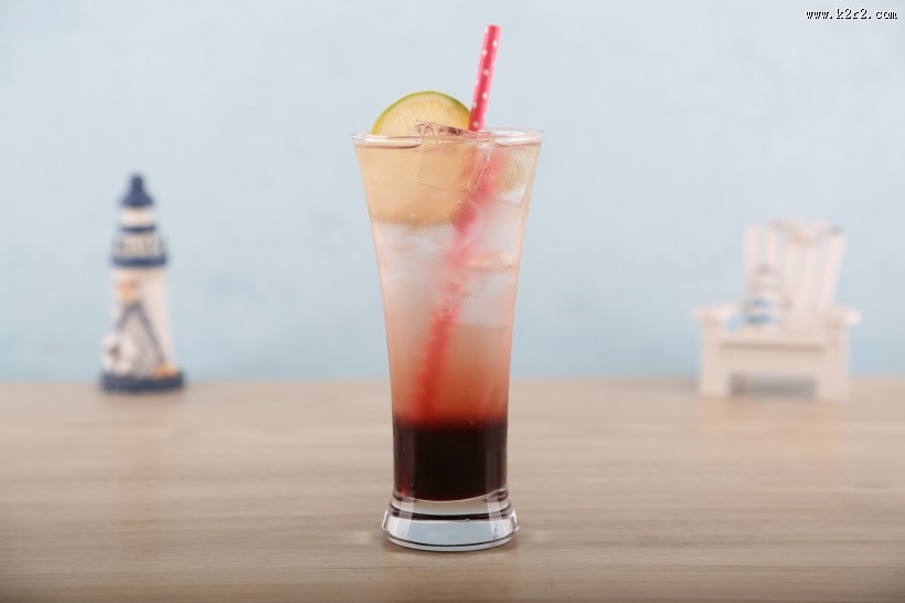 夏日新鲜香甜的果汁图片