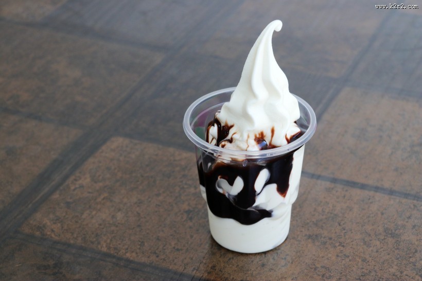 美味可口的圣代冰激凌图片