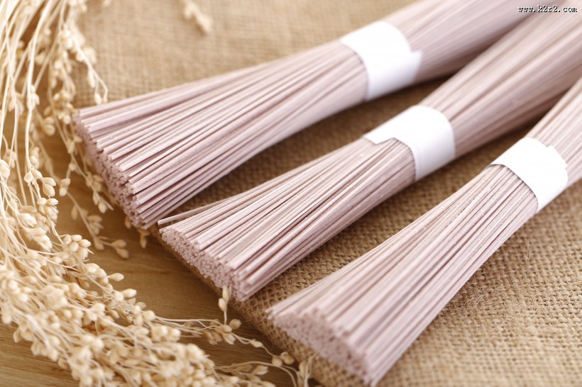 精致纤细的挂面图片