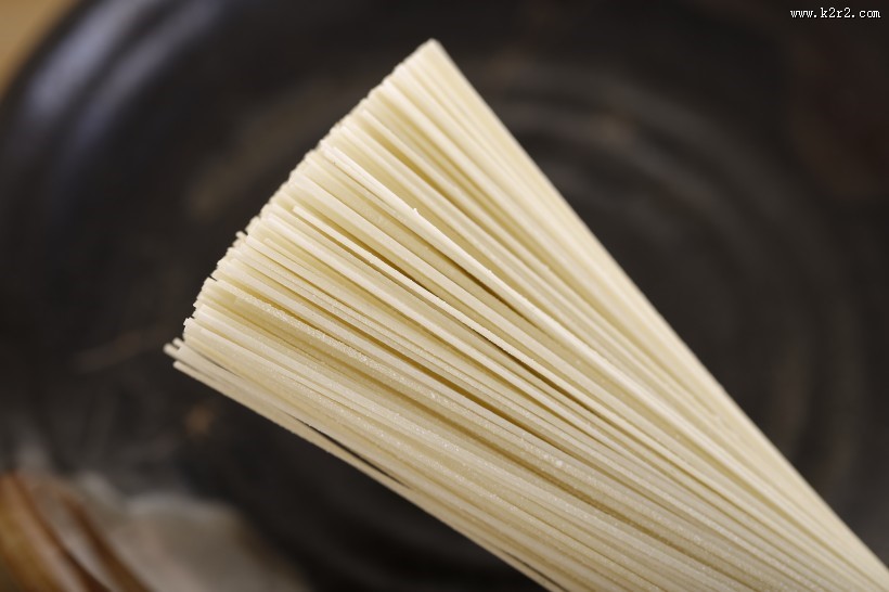 精致纤细的挂面图片