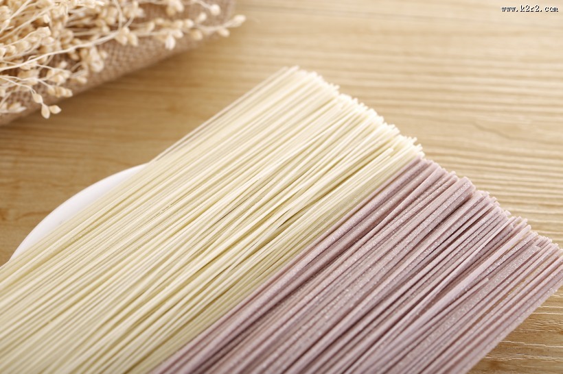 精致纤细的挂面图片