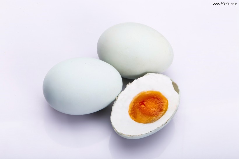 冒油好吃的咸鸭蛋图片